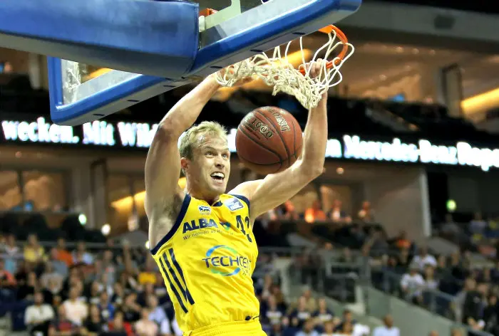 Luke Sikma dunk
