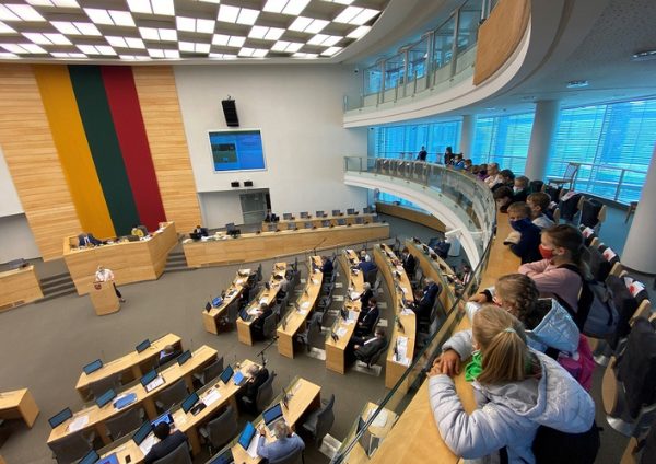 Seimas rudenį svarstys griežtinti piniginius pervedimus lošimo bendrovėms